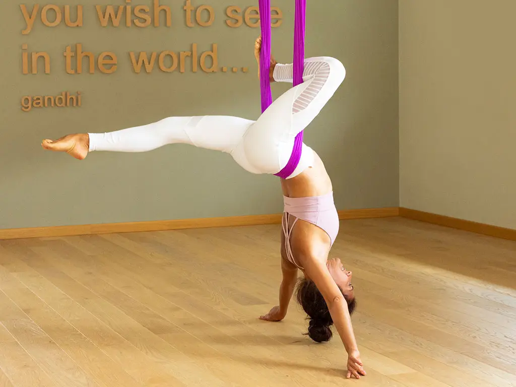 Posizione di yoga aereo