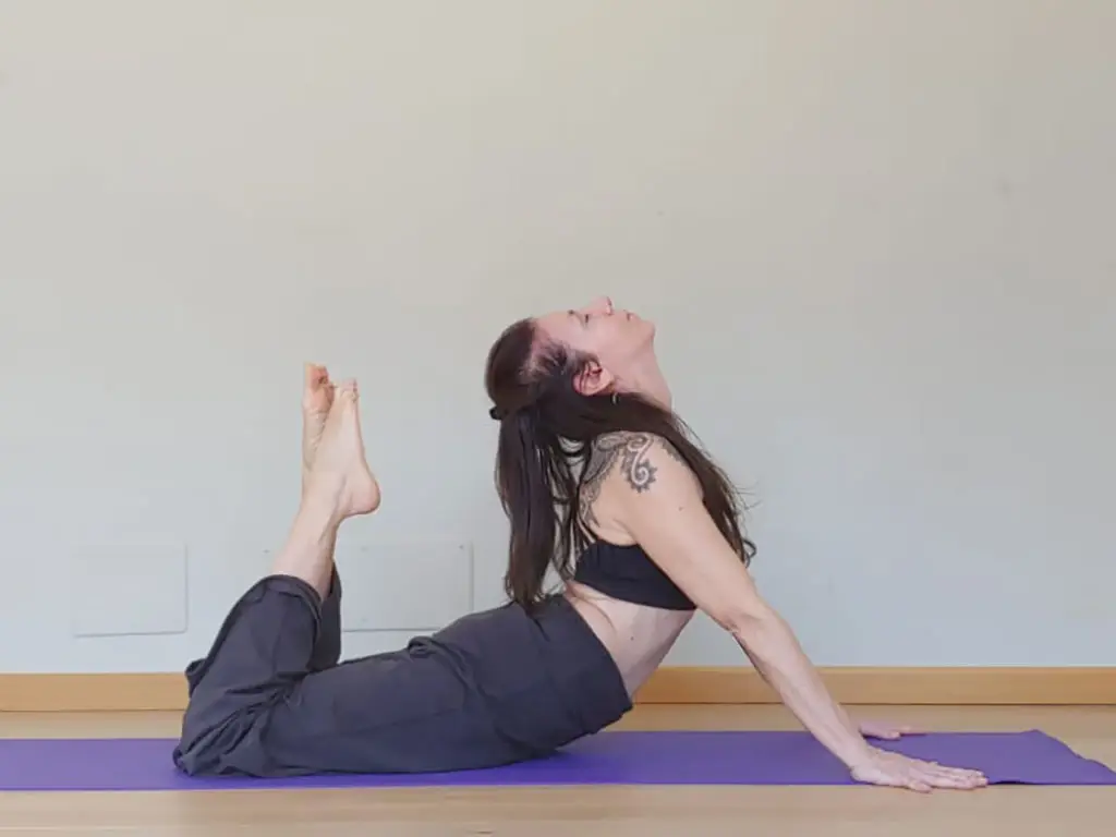 Posizione di yoga anukalana