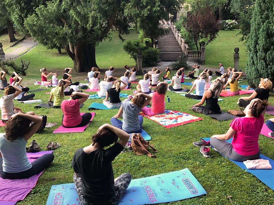 Yoga di gruppo in un parco a Zogno