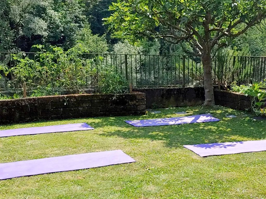 Giardino esterno con tappetini per yoga pilates