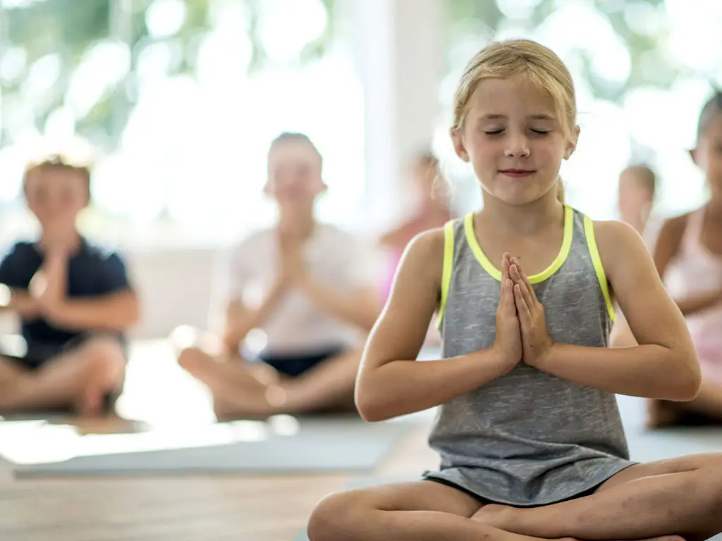 Bambina pratica mindfulness di gruppo