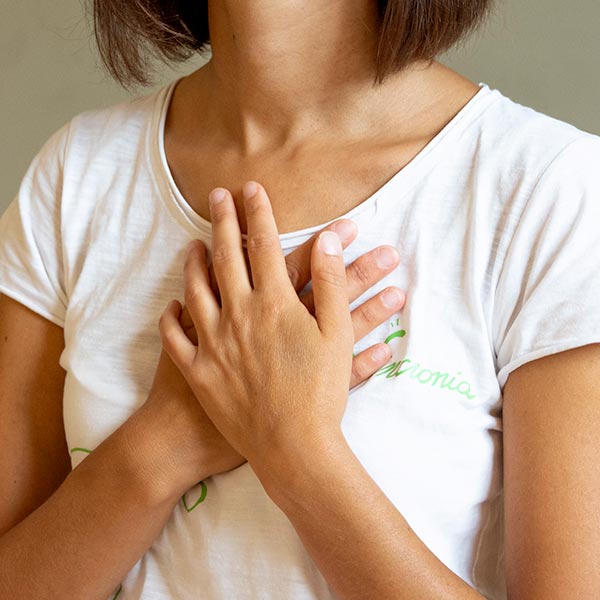 Mani sul cuore