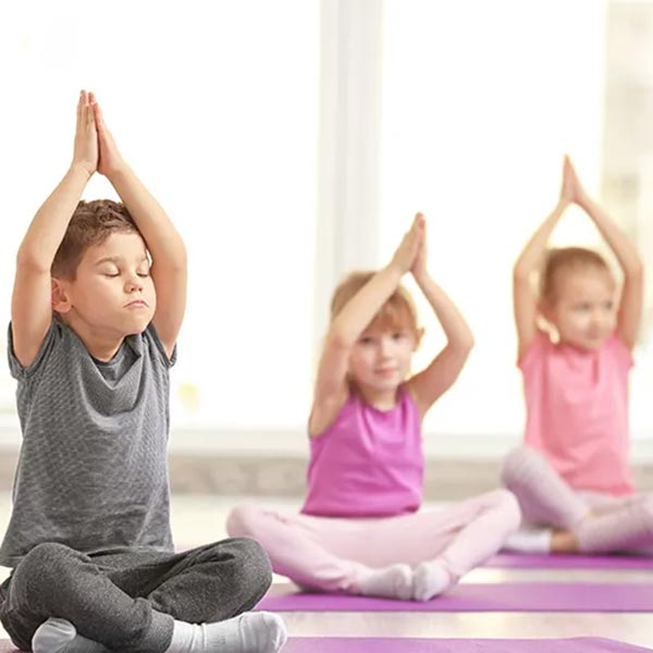 Bambini fanno yoga