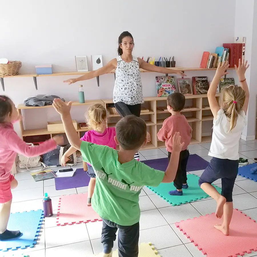 Eleonora durante lezione yoga infanzia