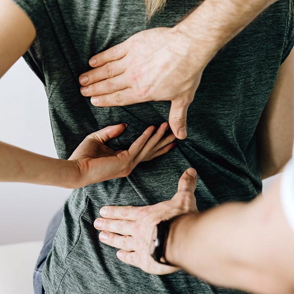 Manipolazione di un osteopata