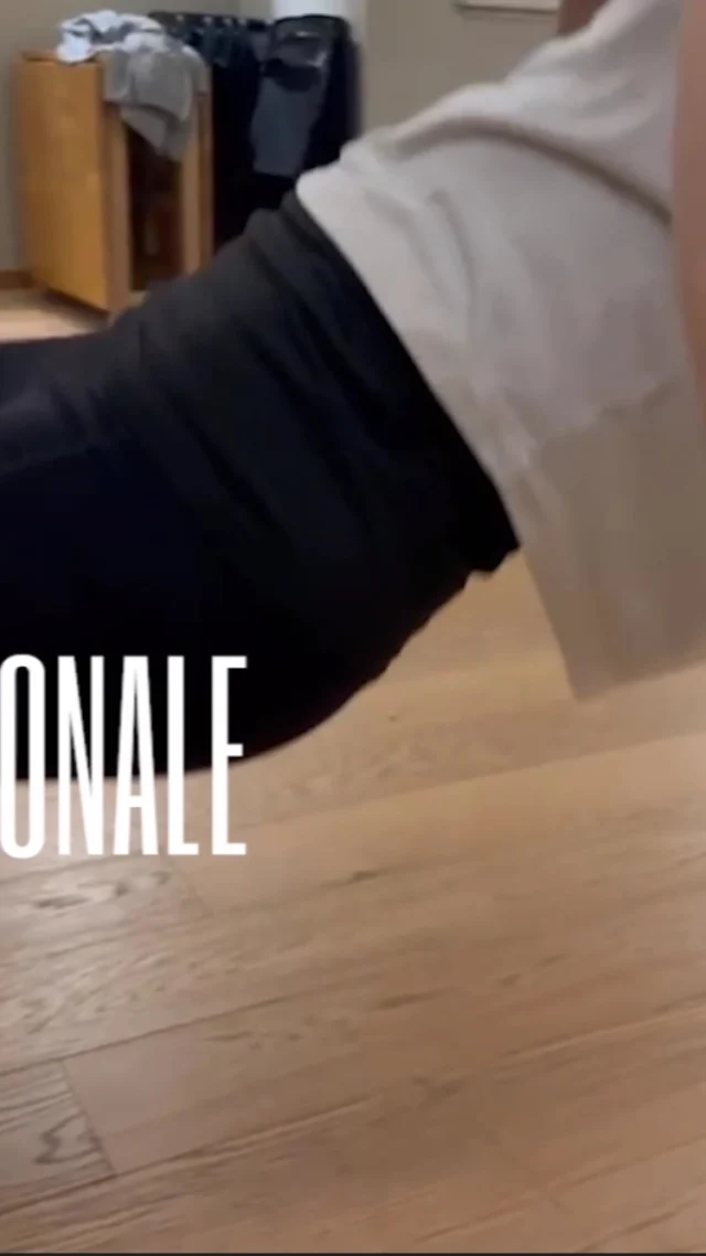 ✨Allenamento Funzionale: il workout che migliora la tua vita!✨ 
🔥Cos’è?
Un allenamento completo e dinamico che combina esercizi di forza, equilibrio e resistenza. Ogni movimento è studiato per migliorare le capacità che usi ogni giorno — come sollevare, spostare e stabilizzare il corpo. 
💪Benefici:
✅Aumenta la forza funzionale per affrontare le attività quotidiane con più facilità. 
✅Migliora l’equilibrio e la coordinazione, essenziali per una postura migliore e meno dolori. 
✅Potenzia la resistenza cardiovascolare, per sentirti più energico in ogni situazione. 
✅Allenamento vario e coinvolgente, mai noioso e sempre stimolante! 
⚡️Preparati a muoverti meglio, sentirti più forte e vivere al massimo! Ti aspettiamo!💥 
👉Prova il corso e scopri la tua versione più forte!
#funzionale #workout #workoutpilates #motivational #pilates #zogno #sincronia #esercizidibenessere